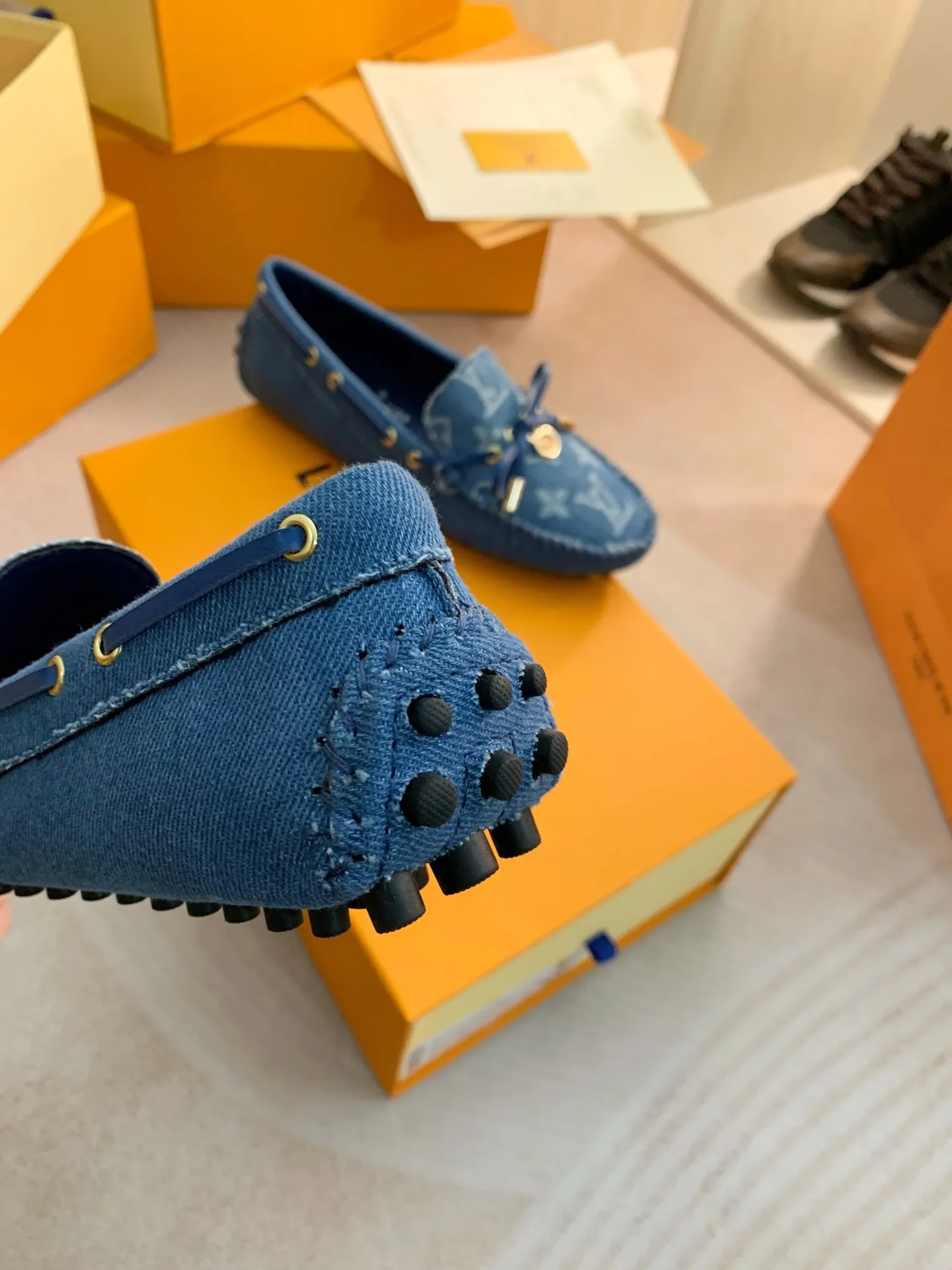 p460💰Couple model❤️🇫🇷 𝙇𝙤𝙪𝙞𝙨 𝙑𝙪𝙞𝙩𝙩𝙤𝙣 🇫🇷Louis Vuitton 2023 Classic𝓛𝓿 𝓣𝓻𝓪𝓲𝓷𝓮𝓻 Sports Series ➪➪➪¯ [Arizona Doudou Shoes Series] ▪️▪️▪️Arizona slip-on shoes are made of Monogram Eclipse canvas. Its hand-painted and dyed edges and hand-sewn uppers fully demonstrate Louis Vuitton's traditional shoemaking craftsmanship. This slip-on shoe is very lightweight. The integrated tongue and upper make it particularly comfortable and flexible. The soft outsole is equipped with rubber padding. Decorated with matching sash. Detailed features: ☑️Monogram Eclipse canvas ☑️Black Eclipse pattern ☑️Hand-painted shoe edges ☑️Hand-sewn uppers (each pair takes time to process) ☑️Integrated tongue and upper construction ☑️Outsole equipped with rubber lining ☑️size: 35_46